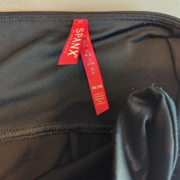 SPANX Faux Leather Camo Leggings Womens Medium Matte Black Shaping - Picture 5 of 6